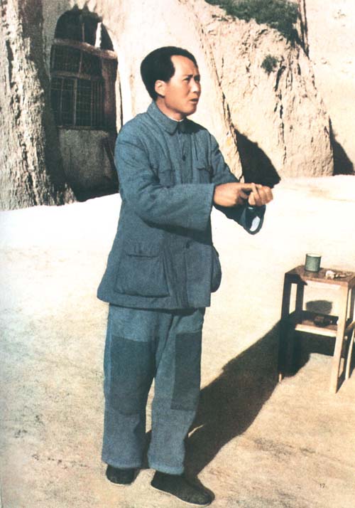 毛泽东在延安给一二?师干部作报告。（1942年）